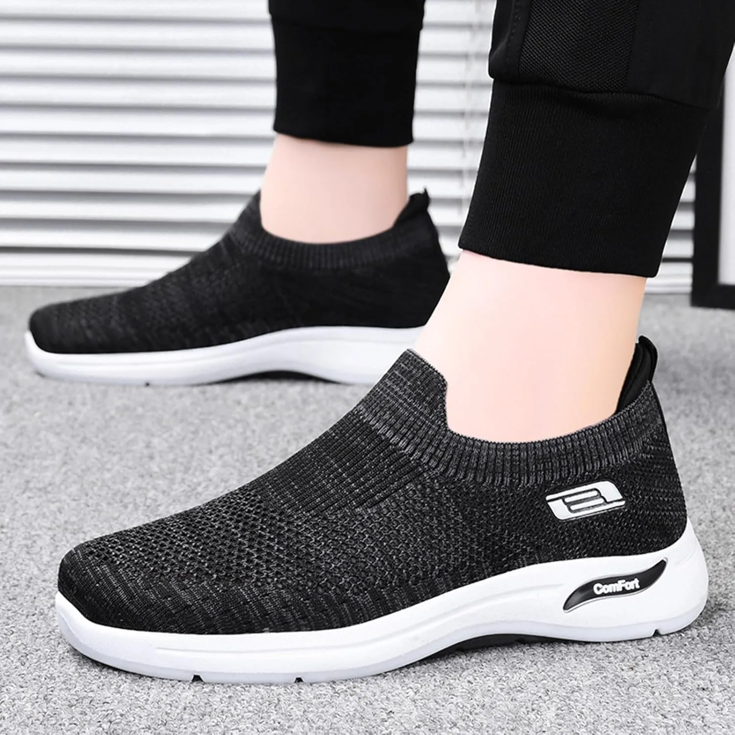 Fashion Summer Men Sports Shoes Flat Soft Bottom Non Slip Fly Woven Large Mesh Upper Mens Sneaker Shoes