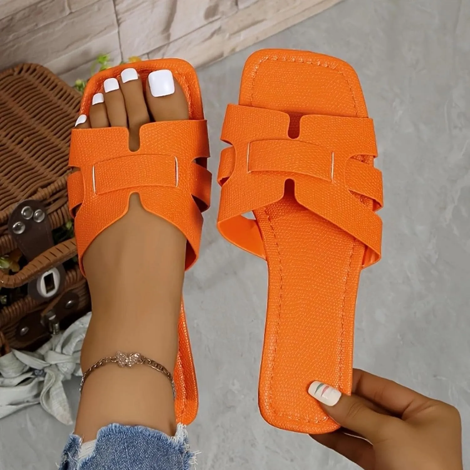 Women's Flat Summer Slides Comfortable Wide Width Slip on Sandals Casual Lightweight Slippers Beach Sandal 2025 New